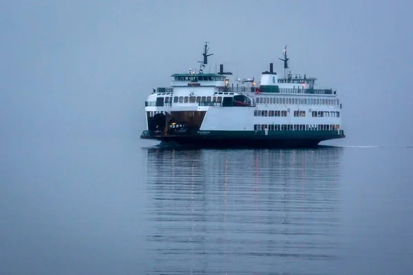 Riflessione di un traghetto sul mare nella città di Seattle, Stati Uniti nella nebbia — Foto Stock