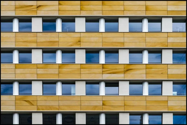 Moderní budova se skleněnými okny mlčky svědčí o životě velkoměsta — Stock fotografie