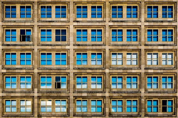 Moderní hnědá budova s modrými skleněnými okny a rezavou estetikou — Stock fotografie
