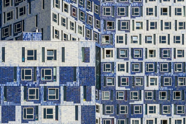 Edifício moderno com reviravoltas arquitectónicas abstractas que o fazem parecer uma obra de arte — Fotografia de Stock