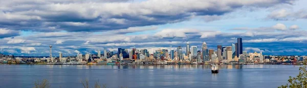 Vue générale de la côte dans la ville de Seattle, États-Unis sous le beau ciel nuageux — Photo