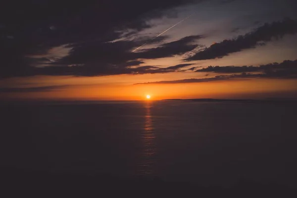 Uma Vista Deslumbrante Pôr Sol Sobre Horizonte Belo Oceano Calmo — Fotografia de Stock