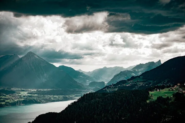 Paisaje Impresionante Altas Montañas Rocosas Cerca Del Lago Bajo Las — Foto de Stock