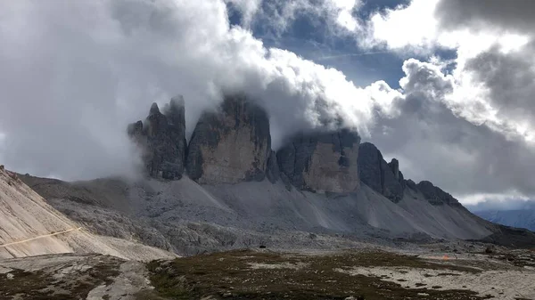 Prachtige omgeving van rotsformaties bedekt met witte wolken in Italië — Stockfoto