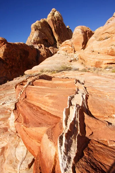 Tiro vertical de rocas de color marrón claro bajo el cielo despejado en el parque estatal Red Rock Canyon, Nevada —  Fotos de Stock