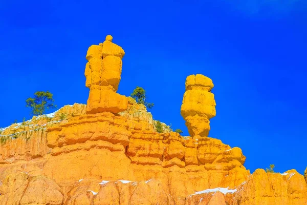 Nádherný skalnatý útes pod slunečním světlem s jasně modrou oblohou v pozadí — Stock fotografie