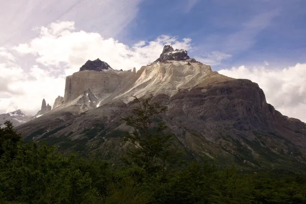 Nízký Úhel Záběru Hor Pod Zataženou Oblohou Národním Parku Torres — Stock fotografie