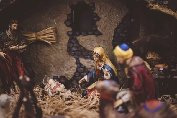 Tiro Close Belas Pequenas Figuras Sagradas Representando Nascimento Cristo — Fotografia de Stock