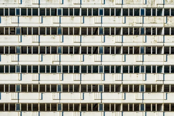 Moderno edificio con ventanas de cristal que atestiguan silenciosamente la vida de la gran ciudad — Foto de Stock