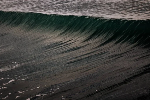 Captura de enfoque de hermosas olas marinas - ideal para un fondo natural fresco — Foto de Stock