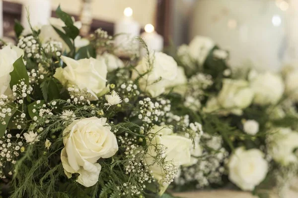 Närbild skott av en vacker vit blommig bukett för ett bröllop dekoration — Stockfoto