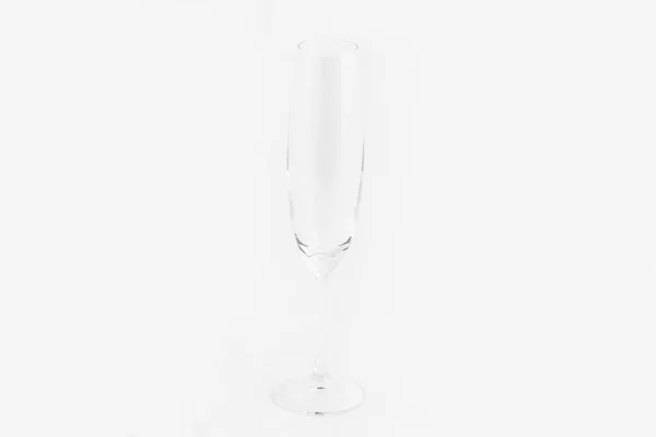 Közelkép egy pezsgős pohárról, amit fehér alapon izoláltak. — Stock Fotó