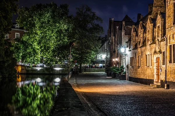Bellissimo scenario di un vecchio quartiere vicino al lago circondato da alberi di notte — Foto Stock