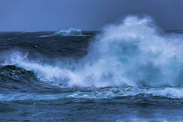 Verbazingwekkende schuimende golven op de oceaan gevangen in het stormachtige weer in Noorwegen — Stockfoto