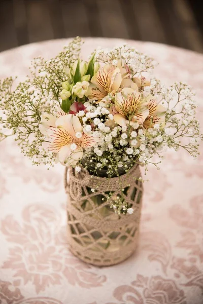Közelkép egy gyönyörű fehér virágcsokor esküvői dekoráció — Stock Fotó