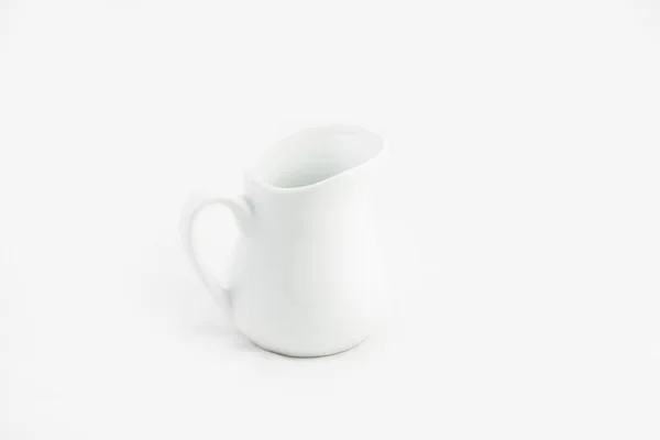 在白色背景上隔离的白色陶瓷罐的闭塞镜头 — 图库照片