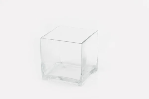 在白色背景上隔离的玻璃杯咖啡桌的闭塞镜头 — 图库照片