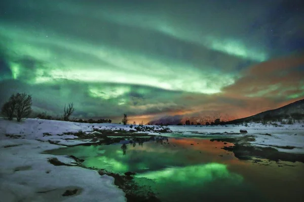 Reflexion der schönen Nordlichter im Wasser bei Nacht in Norwegen eingefangen — Stockfoto