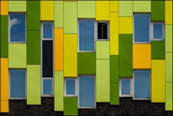 Modernes Gebäude mit abstrakten architektonischen Wendungen, die es wie ein Kunstwerk aussehen lassen — Stockfoto