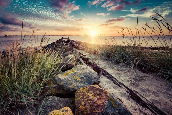 Gyönyörű napfelkelte a strandon, tökéletes hangulatot teremtve egy reggeli sétához. — Stock Fotó