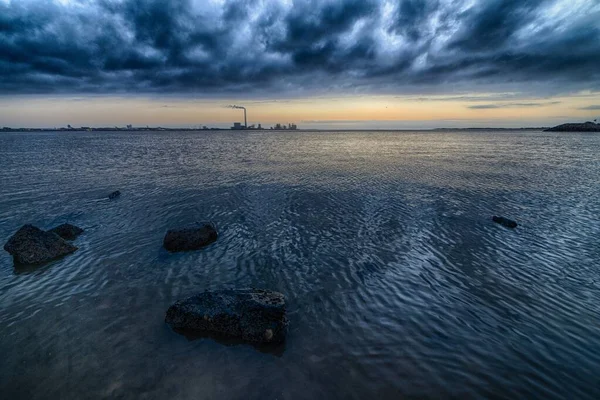 Belo pôr do sol na praia, criando o cenário perfeito para caminhadas noturnas na costa — Fotografia de Stock