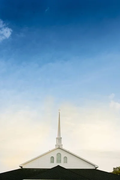 Vertical shot of a church with a blue cloudy sky in the background — Stock Photo, Image