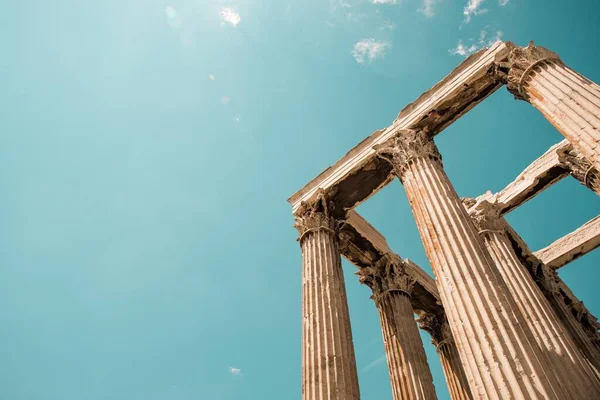 Low angle shot of the columns of the Acropolis Pantheon in Athens, Greece under the sky — Stock Photo, Image