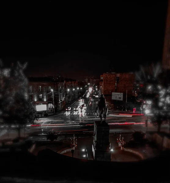 Високий кут знімання пам'ятника біля освітленої вулиці Баграмяна в Єревані вночі. — стокове фото