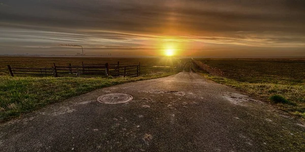 Krásný Západ Slunce Nad Silnicí Obklopenou Zelenými Poli Venkově — Stock fotografie