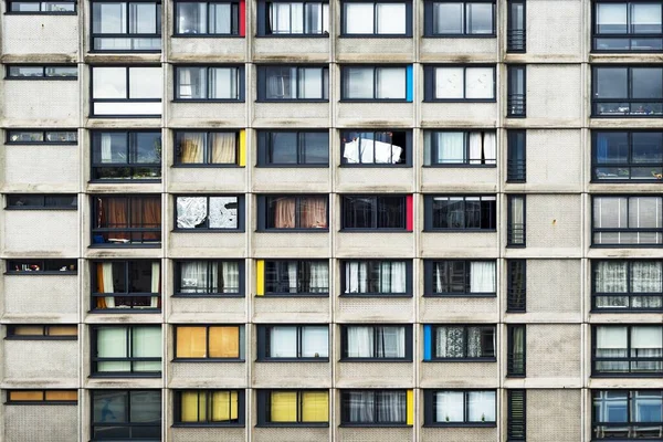 Edifício de apartamentos com pitadas de cor no meio da cidade — Fotografia de Stock