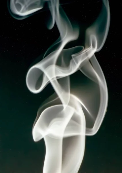 Вертикальный выстрел абстрактного дыма на черном фоне - идеально подходит для холодного вертикального фона — стоковое фото