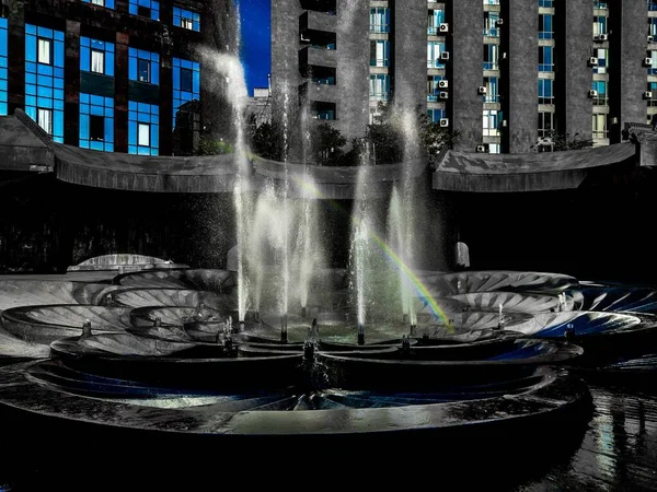 Bellissimo scatto dell'arcobaleno visto nelle fontane vicino alla stazione della metropolitana di Erevan, Armenia — Foto Stock