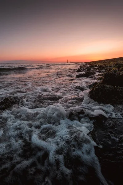 Tiro Vertical Olas Espumosas Del Mar Que Llegan Orilla Con — Foto de Stock