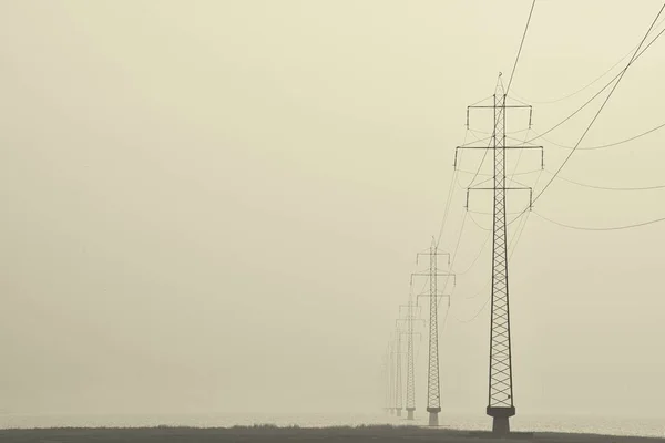 Mlhavý Záběr Vysílacích Věží Uprostřed Ulice — Stock fotografie