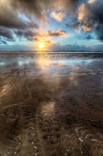 Pionowe Ujęcie Zapierającego Dech Piersiach Wschodu Słońca Odbicie Morzu Pod — Zdjęcie stockowe