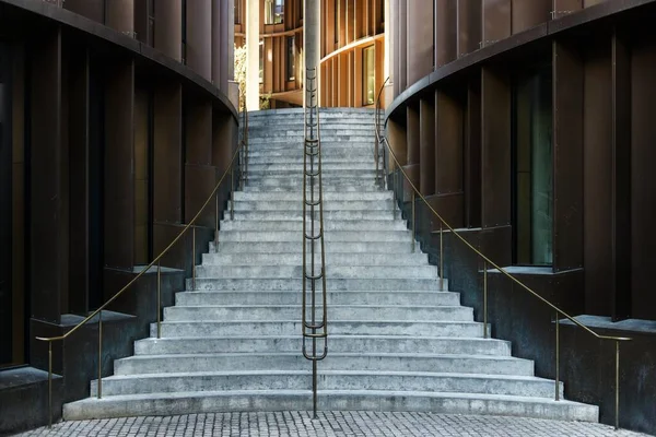 Baixo ângulo tiro de escadas cercado por paredes em forma de círculo em um edifício moderno — Fotografia de Stock