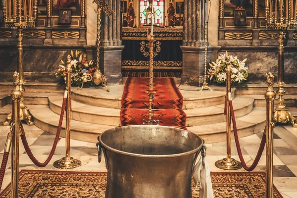 Krásný záběr zevnitř historického křesťanského kostela před svatebním obřadem — Stock fotografie