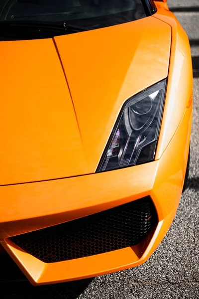 Tiro vertical da frente de um luxuoso carro Lamborghini Gallardo laranja — Fotografia de Stock