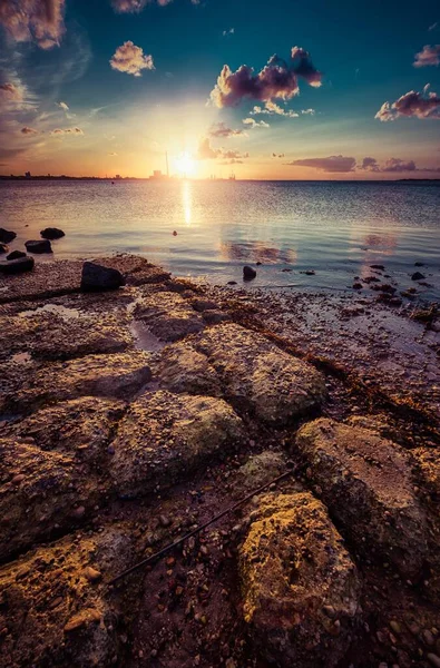 Een Verticale Opname Van Een Adembenemende Zonsondergang Het Strand — Stockfoto