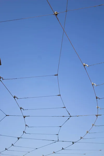 Tiro Vertical Cabos Alimentação Suspensos Sob Céu Azul Claro — Fotografia de Stock