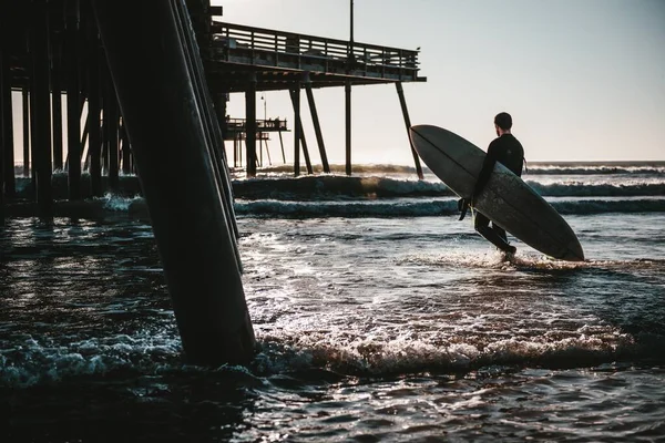 Surfista Che Trasporta Una Tavola Surf Nell Oceano Ondulato Vicino — Foto Stock