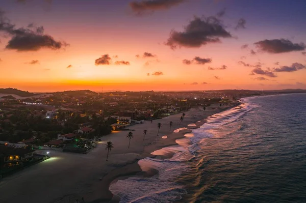 Hög vinkel skott av den vackra havet och stranden med färgglada himlen i bakgrunden — Stockfoto