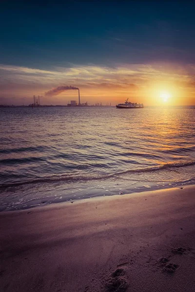 Plan vertical d'un beau lever de soleil à la plage créant le décor parfait pour les promenades matinales — Photo