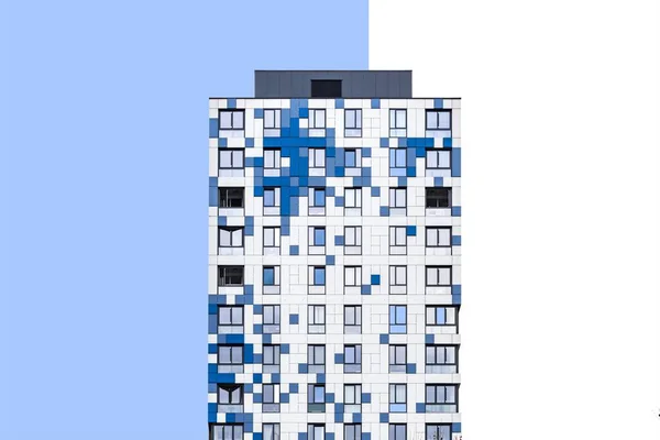 Moderní budova s různými architektonickými zvraty izolované na bílém a modrém pozadí — Stock fotografie