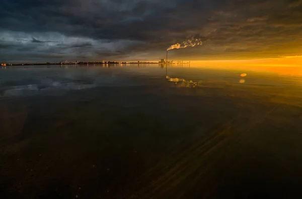 Belo pôr do sol na praia, criando o cenário perfeito para caminhadas noturnas na costa — Fotografia de Stock