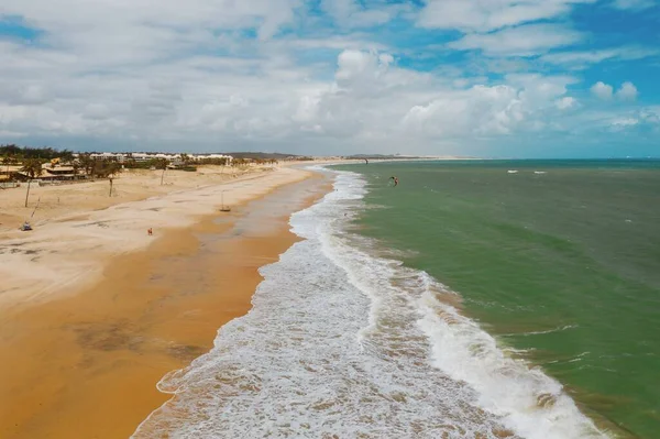 Tiro Ângulo Alto Das Belas Ondas Espumosas Que Chegam Praia — Fotografia de Stock