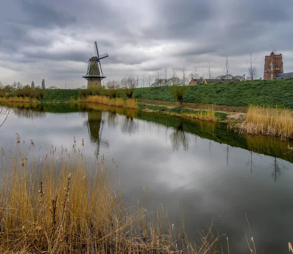 Reflexão do moinho de vento perto de Woudrichen (NL ) — Fotografia de Stock