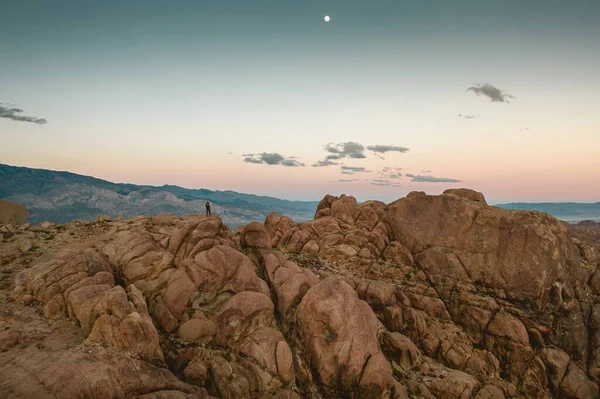 Ein Schöner Felsiger Berg Mit Dem Bunten Himmel Hintergrund — Stockfoto