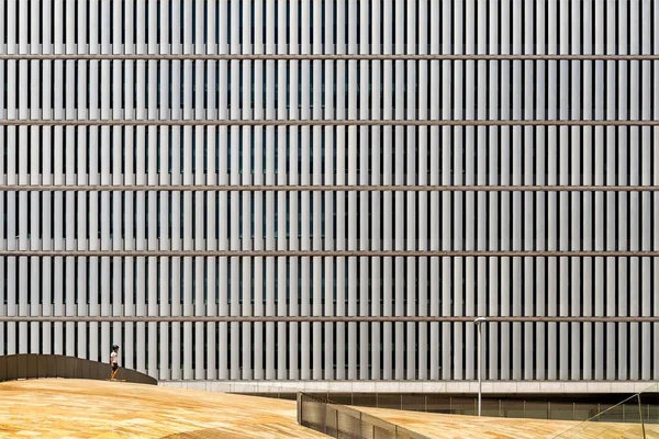 Moderní budova s kreativním zákrutem na vertikálně tvarovaných oknech vytváří falešnou iluzi — Stock fotografie