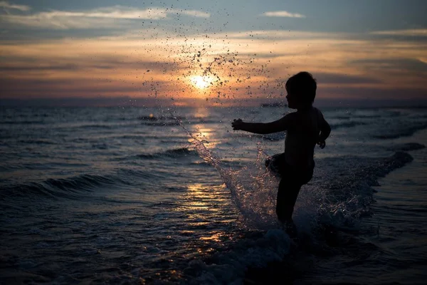 Una Bella Foto Bambino Che Gioca Con Onde Durante Tramonto — Foto Stock